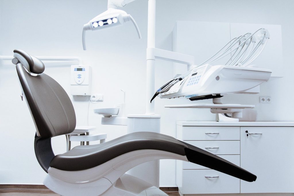 Plainview Endodontics treatment room and doctor